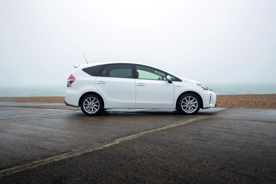  Toyota Prius + 2015 года  (UK) (фото 10 из 25)
